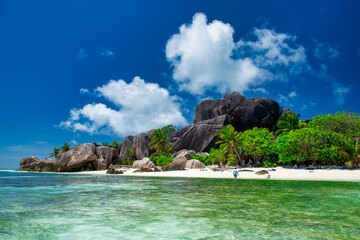 Obraz premium Beautiful La Digue beach with granite formations and
