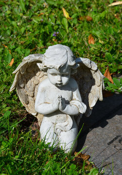 Kleiner Engel auf dem Friedhof 