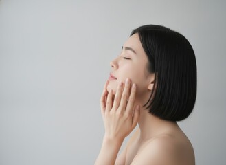 Fototapeta premium スキンケアを楽しむ女性の横顔、リラックスした雰囲気