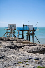 Deux carrelets aux garde-corps bleus sur plateau rocheux, côte atlantique française - Nouvelle-Aquitaine - Charente-Maritime © Biard.J