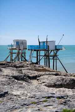 Deux carrelets aux garde-corps bleus sur plateau rocheux, c&ocirc;te atlantique fran&ccedil;aise - Nouvelle-Aquitaine - Charente-Maritime