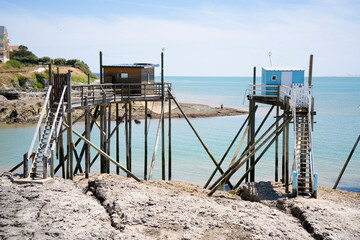 Cabanes de pêcheurs sur pilotis (carrelets) au bord de l'océan Atlantique, France - Charente maritime - Nouvelle-Aquitaine © Biard.J