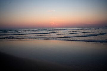 Obraz premium Plage au crépuscule avec ciel dégradé rose et bleu - Nouvelle-Aquitaine - Charente-Maritime - île d'Oléron