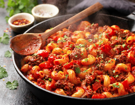 American goulash, macaroni pasta with tomatoes, sauce and beef, skilled, closeup. AI