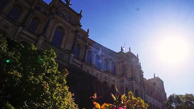 Bayerischer Landtag im Herbst mit bunten B&auml;umen in M&uuml;nchen