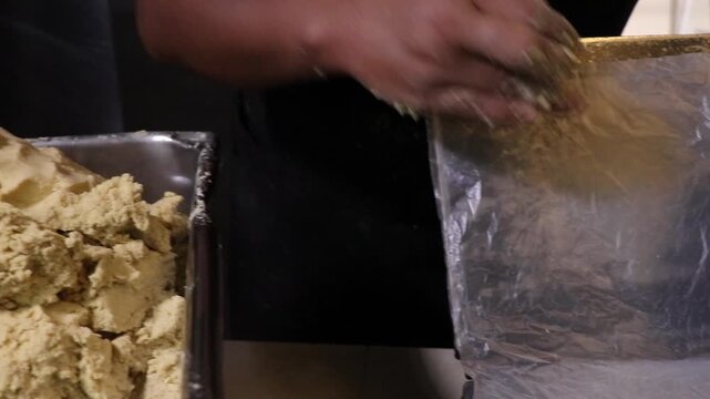 Mujer elaborando tortillas de ma&iacute;z de forma tradicional. Preparaci&oacute;n artesanal de tortillas mexicanas en comal, Tortillas reci&eacute;n hechas a mano en cocina mexicana. Elaboraci&oacute;n artesanal 