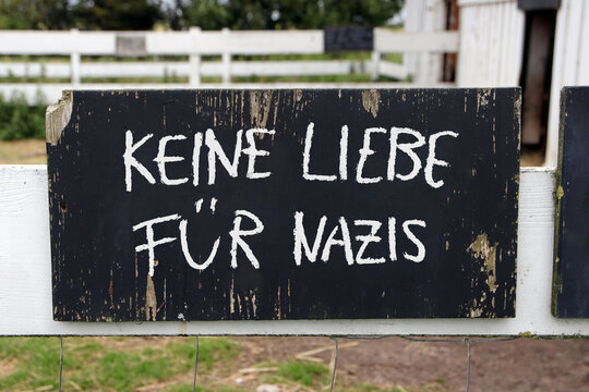 keine liebe f&uuml;r nazis steht auf einer tafel am gartenzaun