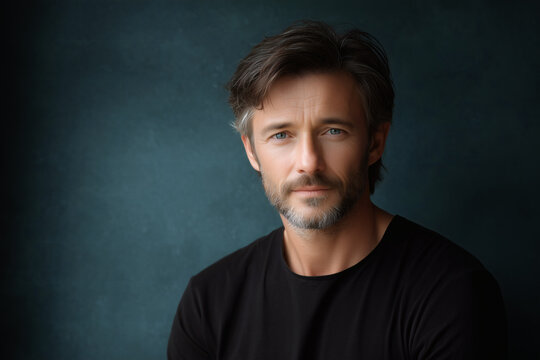 Retrato de hombre sobre fondo azul y rojo
