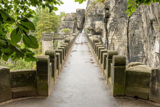 &Uuml;ber die steinerne Basteibr&uuml;cke geht es am Ende zur Aussichtplattform