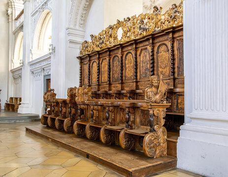 Chorgest&uuml;hl, die Sedilien, im Altarraum einer katholischen Kirche