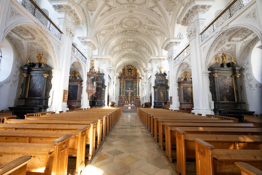 Kircheninnenraum mit Kruzifix und reich geschnitztem Chorgest&uuml;hl