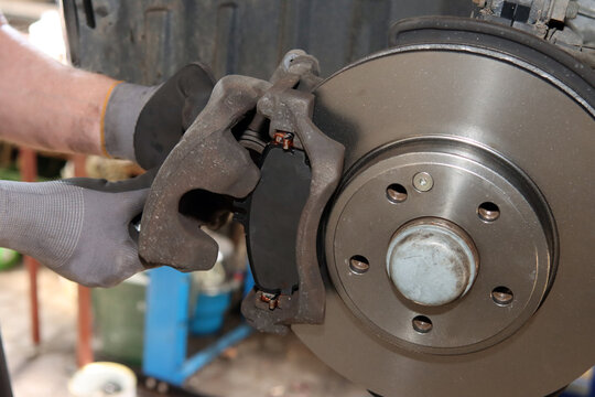 Der Bremssattel wird montiert