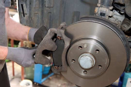 Der Bremssattel wird montiert