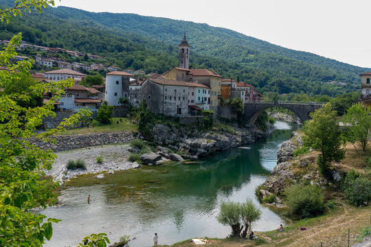 Slovenia, the pittoresque village of Kanal ou Kanal et la riviere Soči. People swimming in the river.