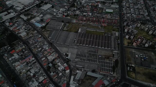 Orbita a un complejo industrial en medio de la ciudad de Quito Ecuador Latinoam&eacute;rica 
