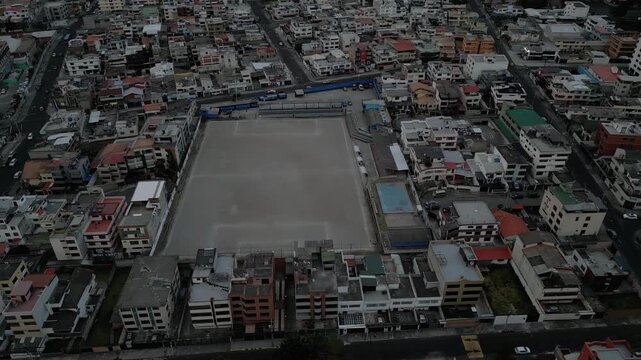 Cancha de futbol de tierra en un barrio latinoamericano en Quito Ecuador