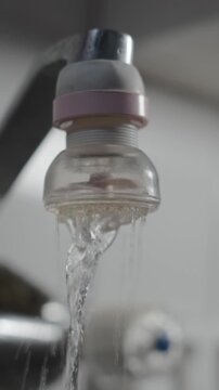 plano cercano de un grifo de agua cerr&aacute;ndose en una cocina