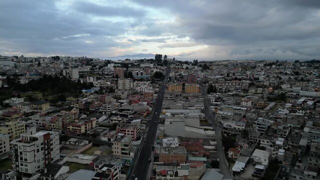Drone sobrevolando ciudad en Ecuador con los andes de fondo