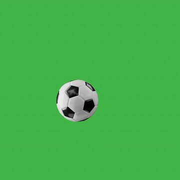 Pelota de F&uacute;tbol Cl&aacute;sica Rebotando sobre Fondo Verde Croma para Eliminaci&oacute;n de Fondo
