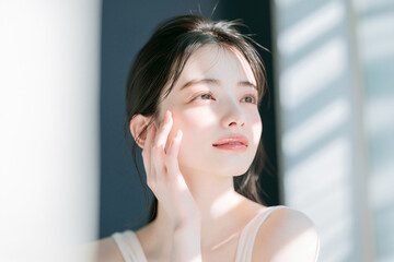 Fototapeta premium 透明感とツヤのある美しい白い肌の女性。 美容、スキンケア、素材