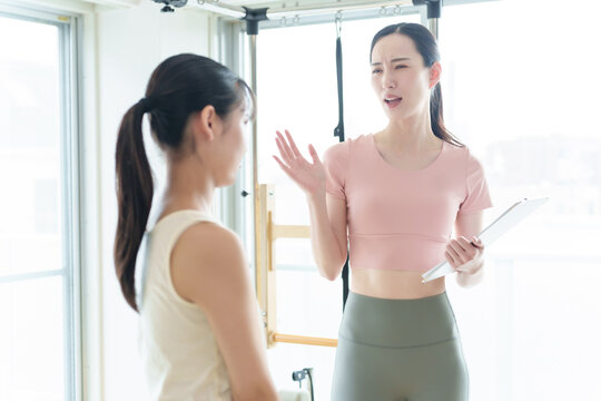 生徒に説教をするピラティスインストラクター