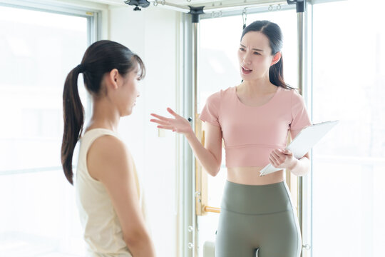 生徒に説教をするピラティスインストラクター