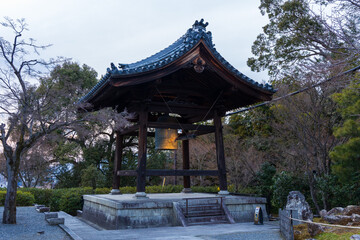Fototapeta premium 日本の風景・早春 京都 高台寺 鐘楼 
