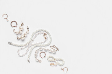 Obraz premium Beautiful composition with pearl bijouterie on white background