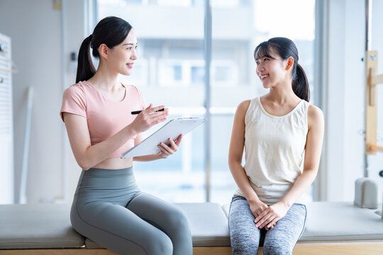 笑顔で話す女性