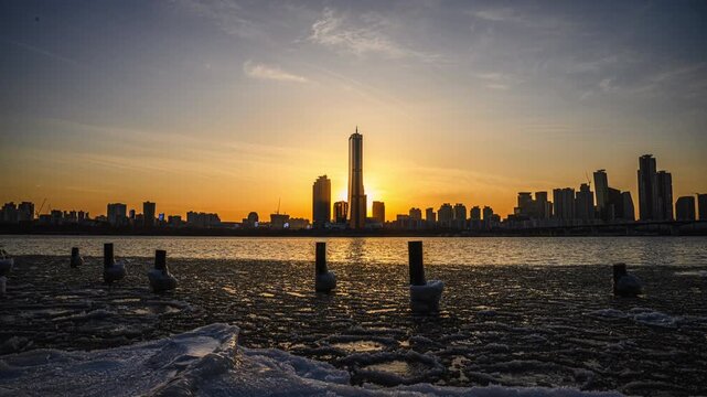 4K time-lapse video of a winter sunset viewed from the 63 Building by the Han River in Seoul, South Korea.