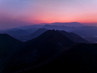 Obraz premium The Great Wall in the evening, the Great Wall and the beautiful sunset glow