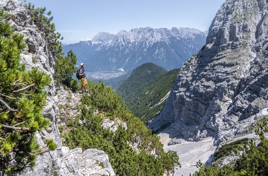 Climbers ascending to the Upper Wettersteinspitze, Karwendel Mountains with Western Karwendelspitze in the background, Wetterstein Mountains, Bavarian Alps, Bavaria, Germany