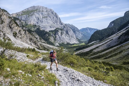 Hikers on the trail to the Lamsenspitze, Karwendel Mountains, Tyrol, Austria