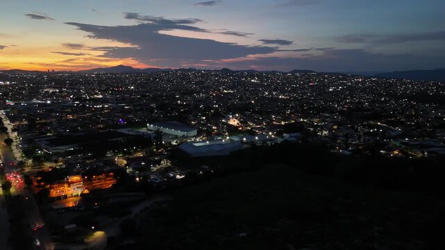 vista a&eacute;rea de Atardecer en la Ciudad de Guadalajara Jalisco M&eacute;xico con carros en carretera
