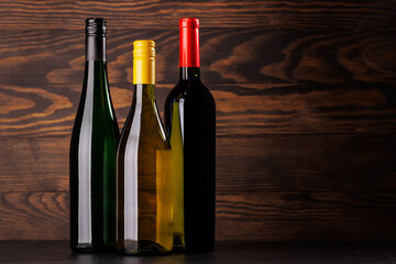 Obraz premium Red and white wine bottles