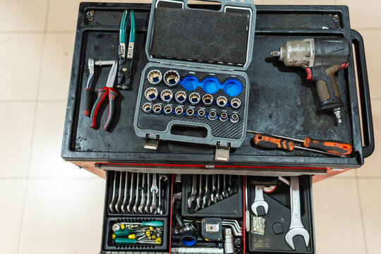 Mechanic workshop tool cart organizing equipment for repair