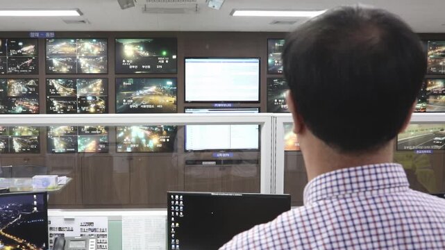 종합상황실에서 근무자가 여러 대의 모니터와 멀티비전 화면을 통해 고속도로 교통 상황을 관제하고 있는 모습입니다.