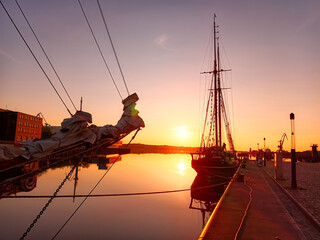 Schiffe im Sonnenuntergang im Hafen von Wismar © hespasoft