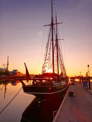 Segelschiff im Sonnenuntergang im Hafen von Wismar © hespasoft