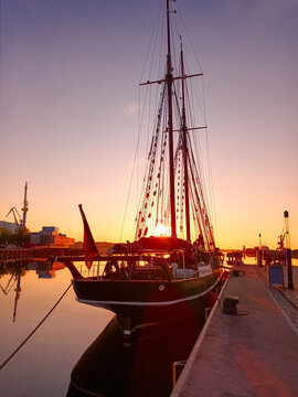 Segelschiff im Sonnenuntergang im Hafen von Wismar
