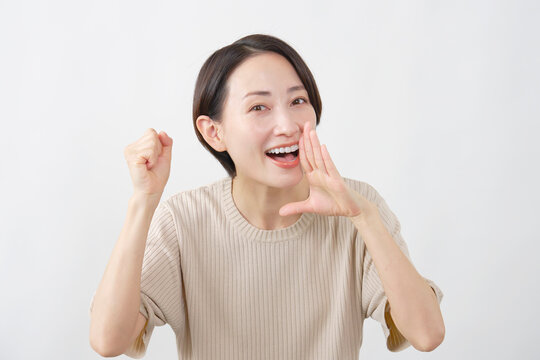 声援を送る女性　ミドルエイジ　白背景