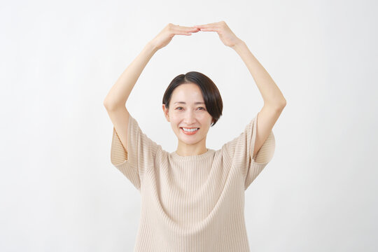 両腕で大きな丸をつくる女性　白背景
