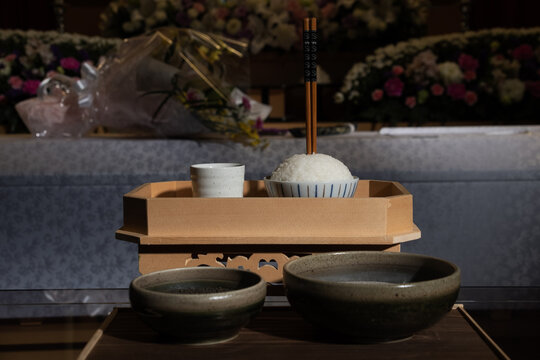 棺の前に供えられた一膳飯