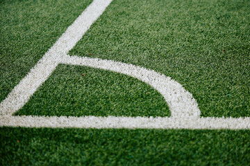 Obraz premium Fußballplatz Ecke Kunstrasen Nahaufnahme