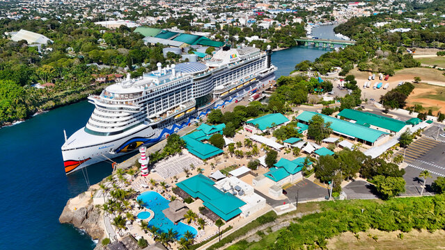 Kreuzfahrtschiff in La Romana