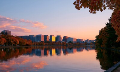 Obraz premium skyline reflected in calm water at sunset