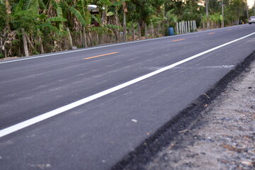 Obraz premium black asphalt road and white dividing lines, Asphaltic concrete road with yellow and white traffic lines, asphalt, road, surface, traffic, street, transportation, black, white, background, highway, li