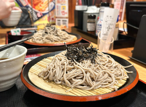 海苔がトッピングされたざるそば、蕎麦屋の定番冷たい和食麺料理