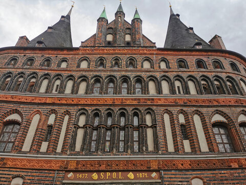 Holstentor auf der unbekannten Stadtseite von L&uuml;beck in Deutschland