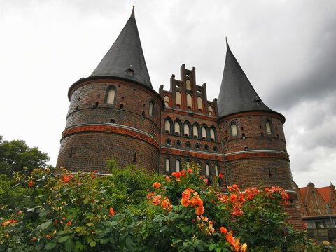 Das Holstentor in der Hansestaft L&uuml;beck in Schleswig-Holstein in Deutschland an der Trave und Ostsee